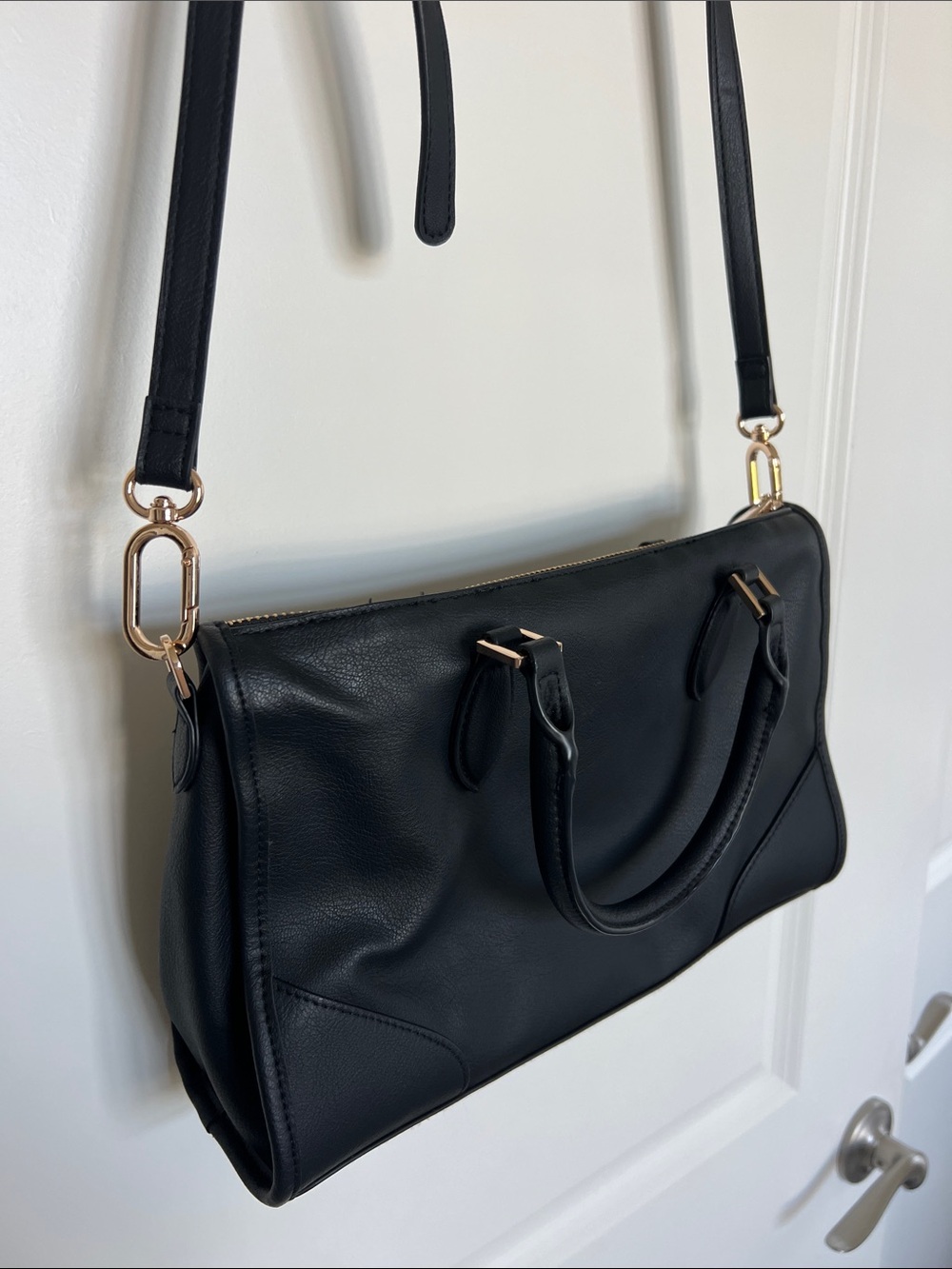 Black purse with adjustable straps and handles - Picture 3 of 5
